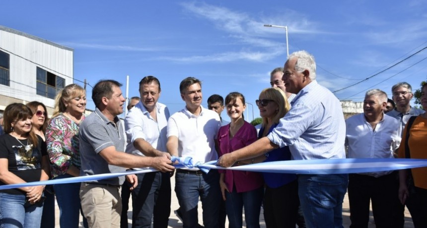 Presidencia Roca: el gobernador Leandro Zdero entregó títulos de propiedad a familias e inauguró pavimento urbano 