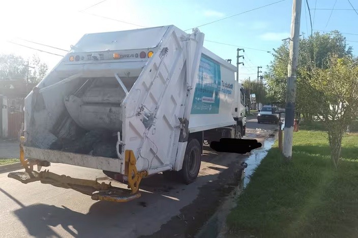 La Plata: una barrendera murió atropellada por un camión recolector