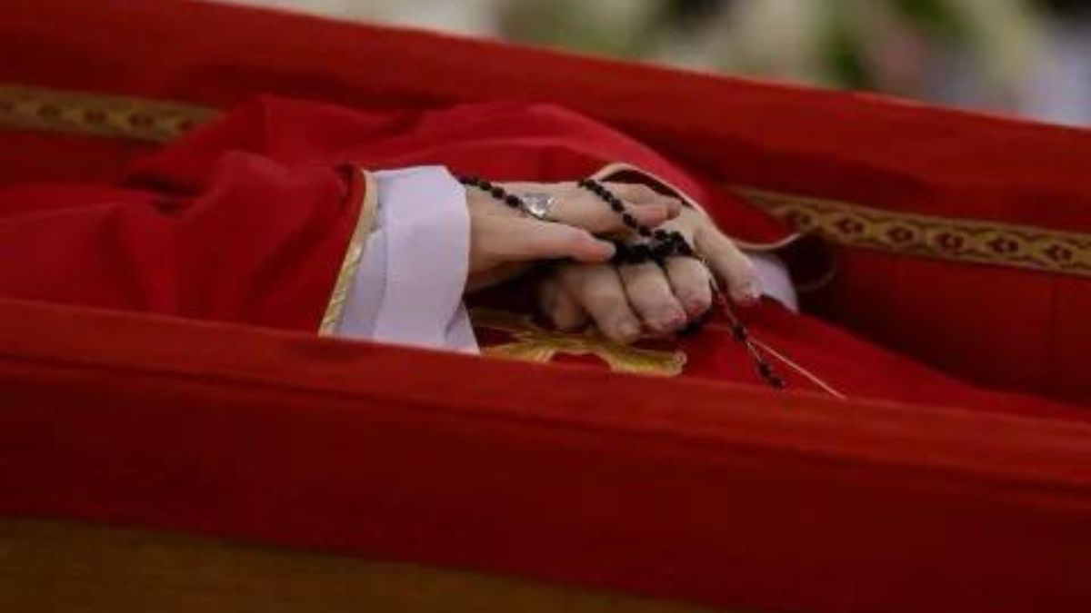 El significado de cada uno de los símbolos que acompañan los restos del Papa Francisco