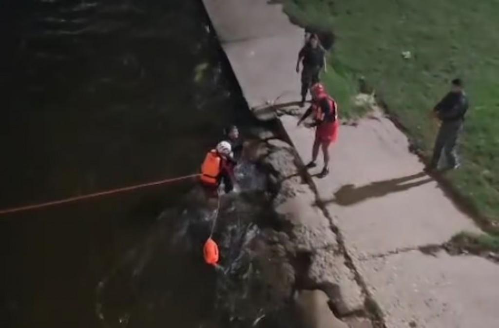 Robó una moto, se tiró al río y nadó dos kilómetros hasta que lo atraparon