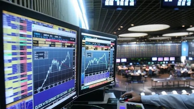 Tiembla el mercado: caen acciones y criptos luego del arancelamiento de Trump