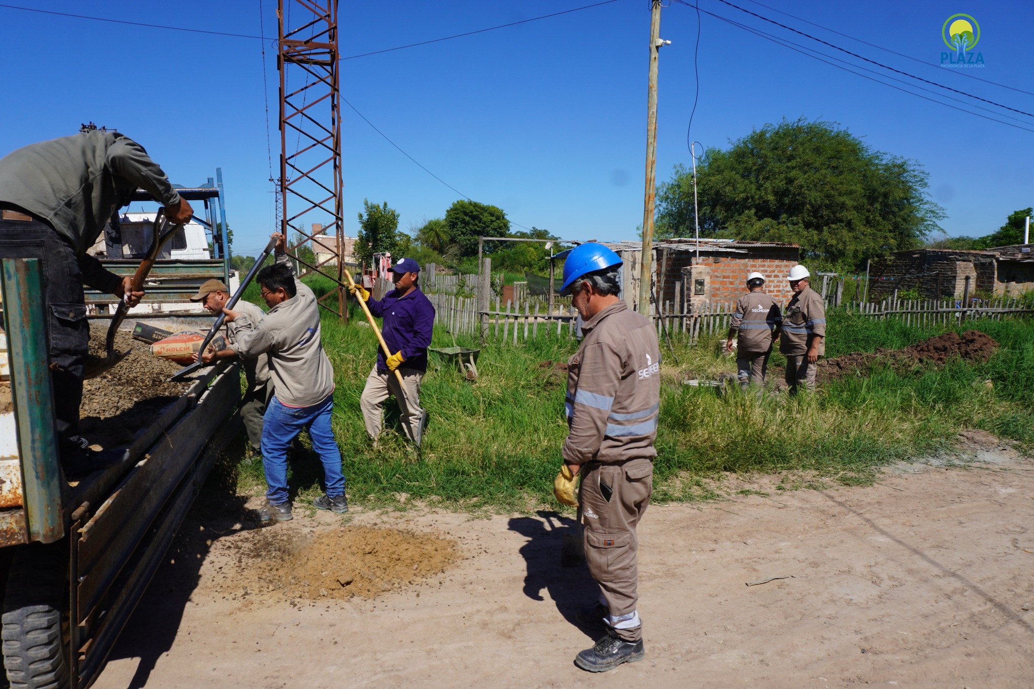 El municipio de Presidencia de la Plaza avanza con la obra de tendido eléctrico en barrio Hilandería 