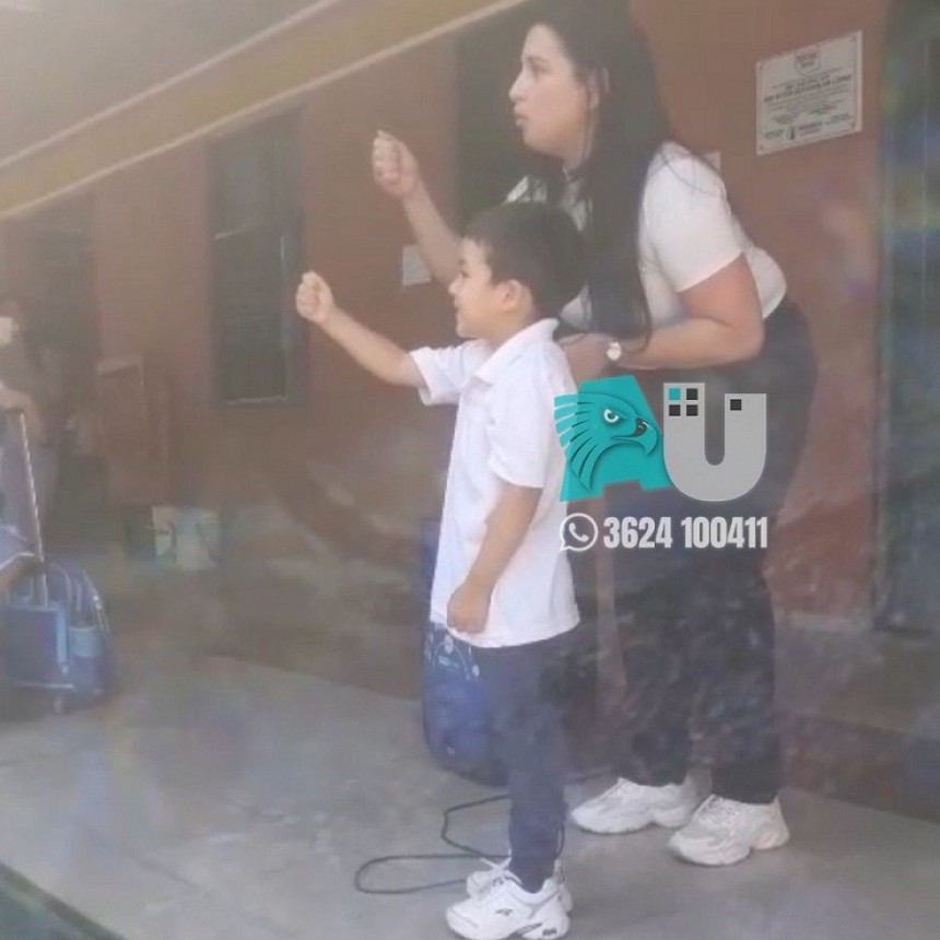 Va a primer grado y comparte las letras de la Lengua de Señas en la escuela