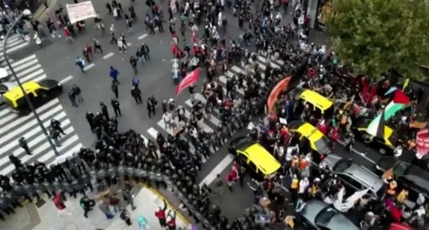 La marcha de los jubilados en el Congreso terminó con gases y cinco heridos leves