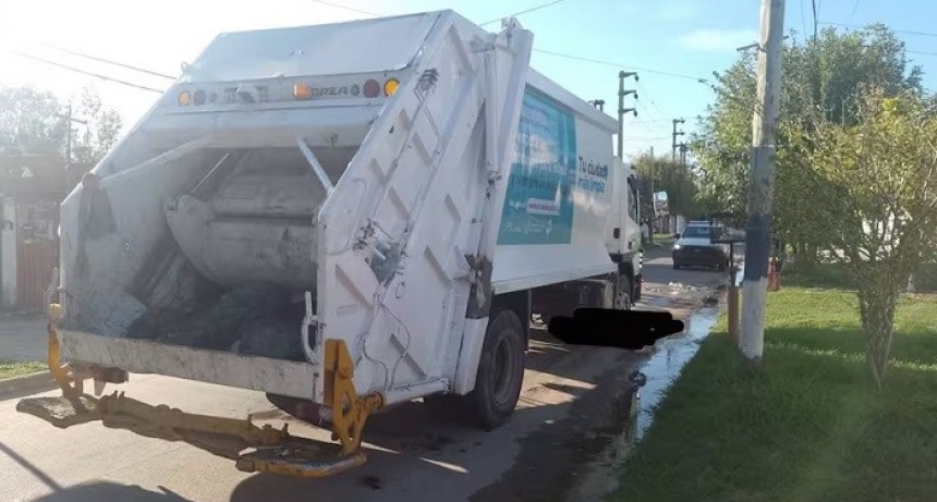 VIDEO: una barrendera murió aplastada por un camión recolector en La Plata 