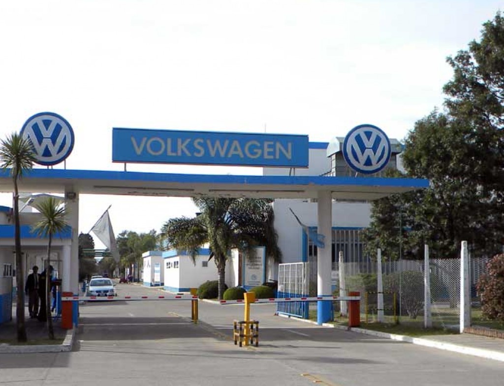 Caputo valoró que una automotriz dio marcha atrás con la suba de precios