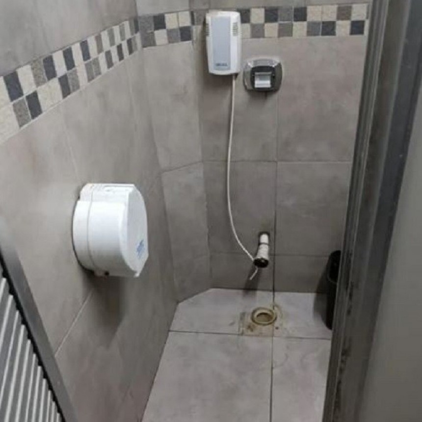 Insólito: Pidió que lo dejen usar el baño y se llevó el inodoro