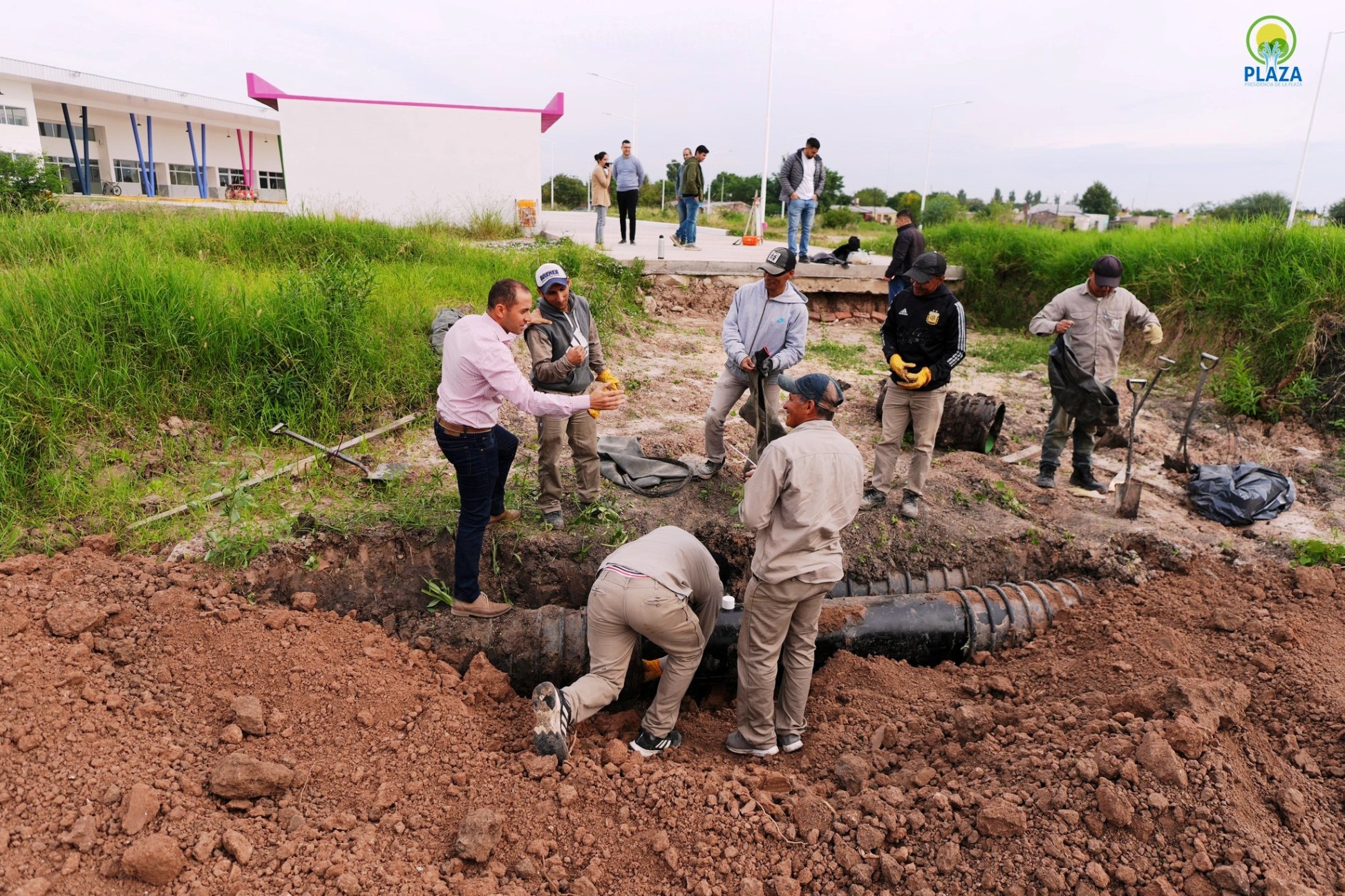 El municipio de Presidencia de la Plaza inicia obras de pavimento en el acceso a la nueva terminal de ómnibus