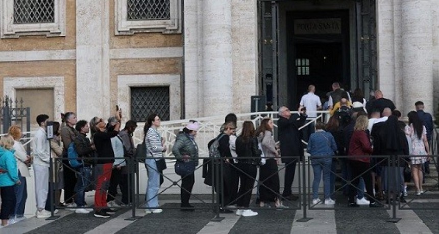 Siguen las largas filas en Roma, ahora los fieles visitan la tumba del Papa