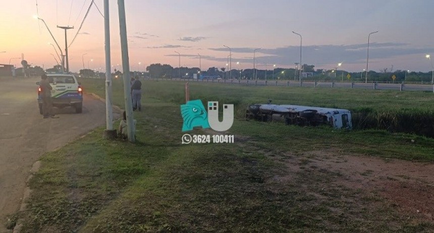 Gran susto: Un vehículo cayó en el canal de la autovía Avellaneda  