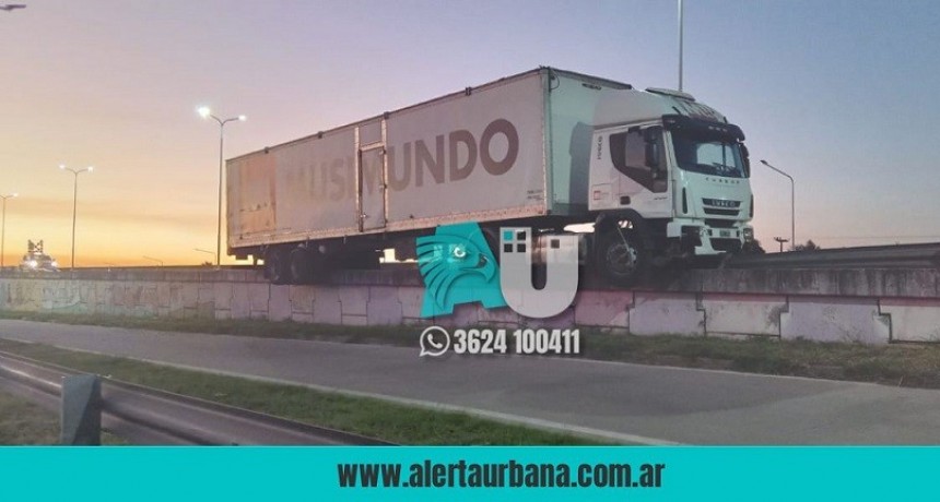 Pudo ser una tragedia: Camionero se descompensó y chocó un guardarrail