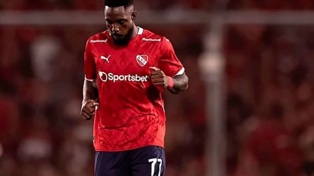 Atlético Tucumán e Independiente disputan el partido que se había suspendido por lluvia
