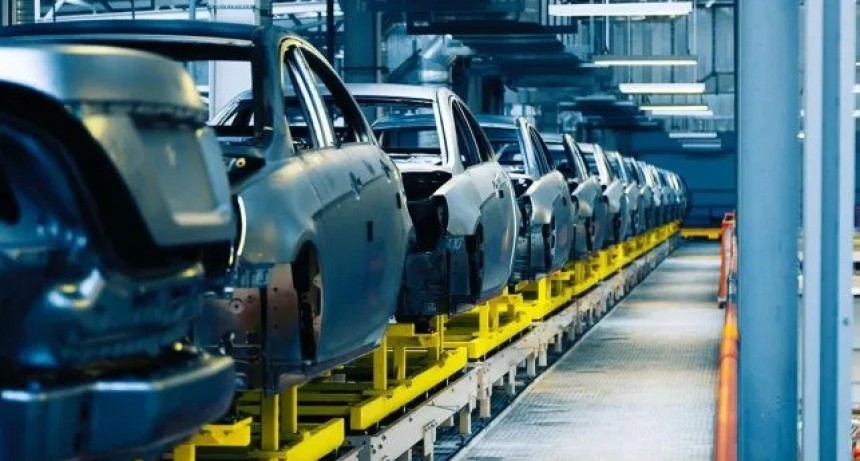 Caputo amenazó con medidas a las automotrices si aumentan los precios