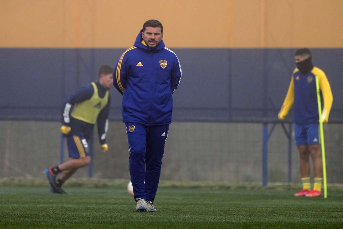 Herrón comenzó su interinato en Boca con cambios de esquema