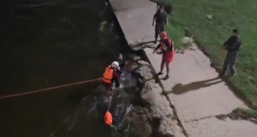 Robó una moto, se tiró al río y nadó dos kilómetros hasta que lo atraparon