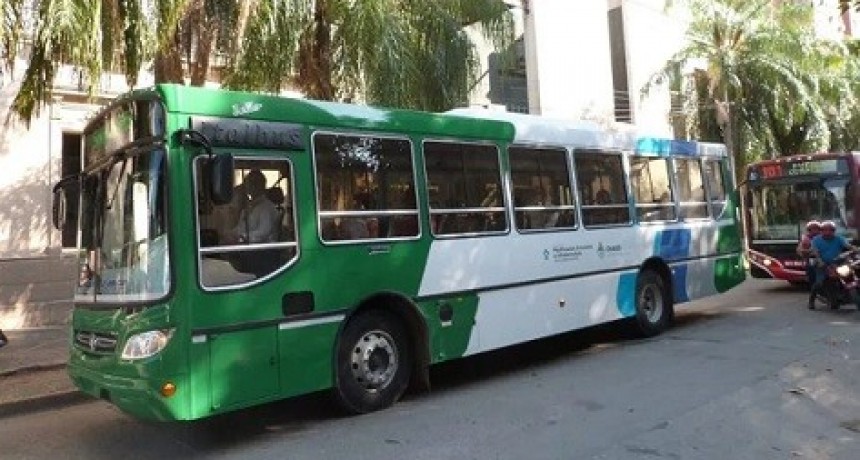 Este jueves y viernes habrá colectivos, y los bancos permanecerán cerrados  
