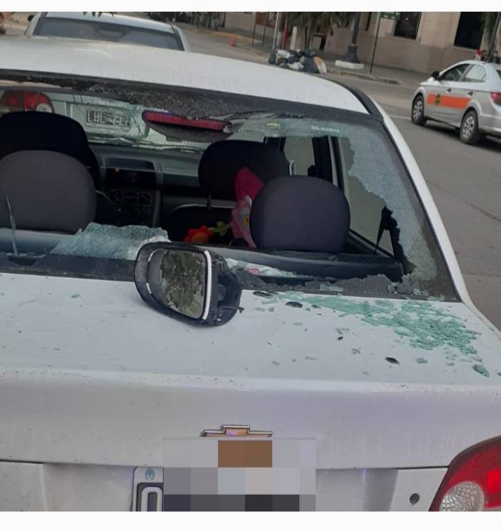 Resistencia: Un hombre fue aprehendido por dañar un automóvil estacionado