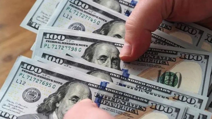 El dólar oficial cerró a $123,26 y los dólares bursátiles operan con altibajos