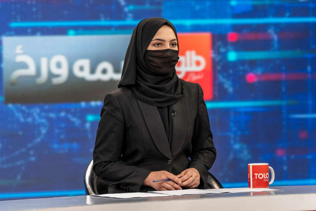 Los talibanes ordenaron a las presentadoras de TV taparse la cara y hubo protestas de sus compañeros