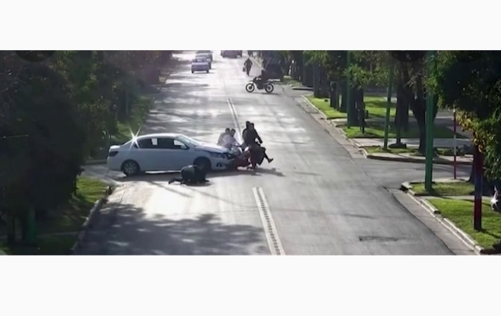 Un conductor embistió a tres motos en Ensenada
