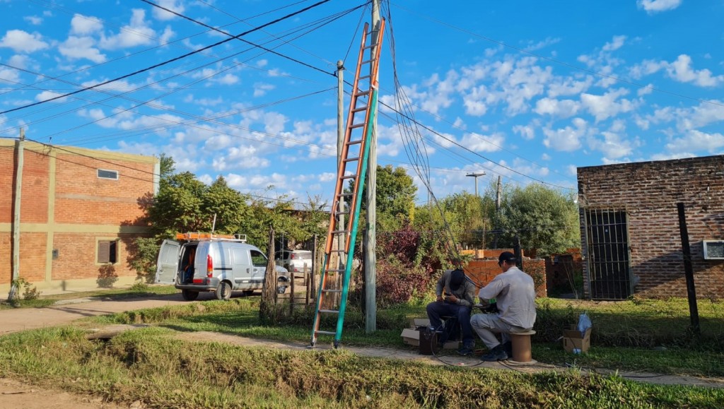 Fontana: avanza el tendido eléctrico para la fibra óptica en el barrio Malvinas Argentinas