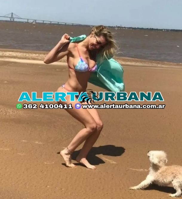 Virginia Gallardo en las playas de Corrientes con una microbikini colorida