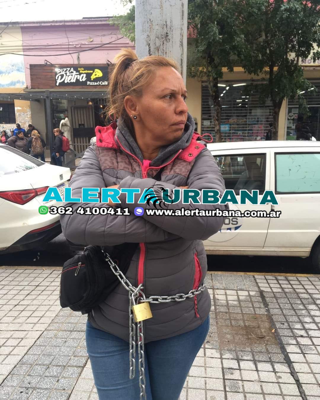 Resistencia Una mujer se encaden frente a Casa de Gobierno