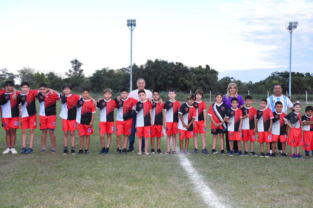El municipio de La Leonesa entregó indumentaria deportiva a jóvenes del Club Municipales