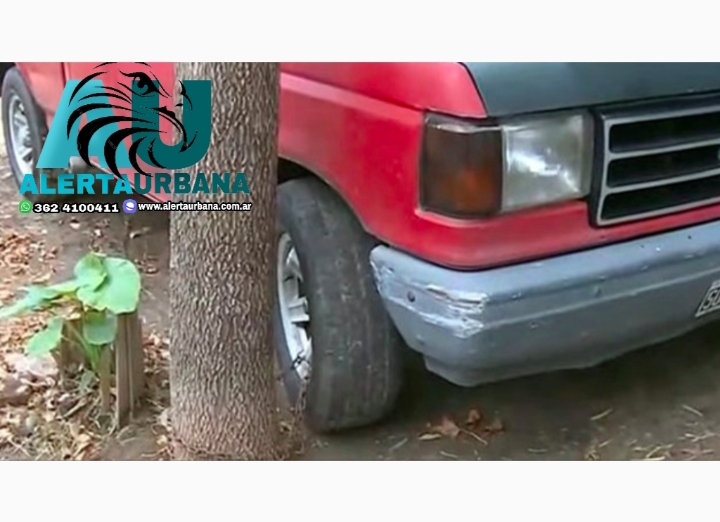 Santa Fe: Cansados de los robos decidieron encadenar la camioneta a un árbol