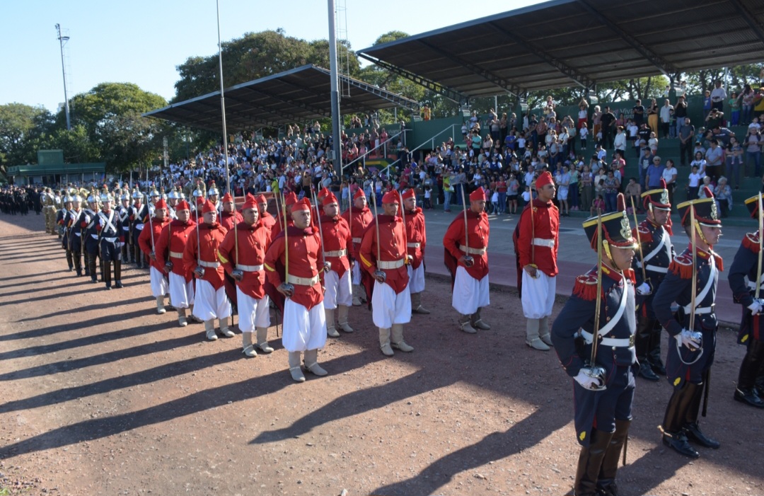 El municipio de Resistencia organizó un desfile militar con tropas históricas y una exhibición de la Escuadra Azul de la Policía Federal