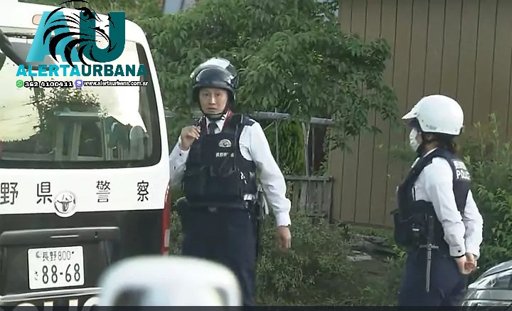 Japón: un hombre enmascarado con un rifle y un cuchillo mató a dos policías y luego se atrinchero