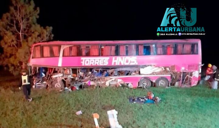 Santa Fe: murieron cinco personas tras chocar un ómnibus y un camión por la madrugada
