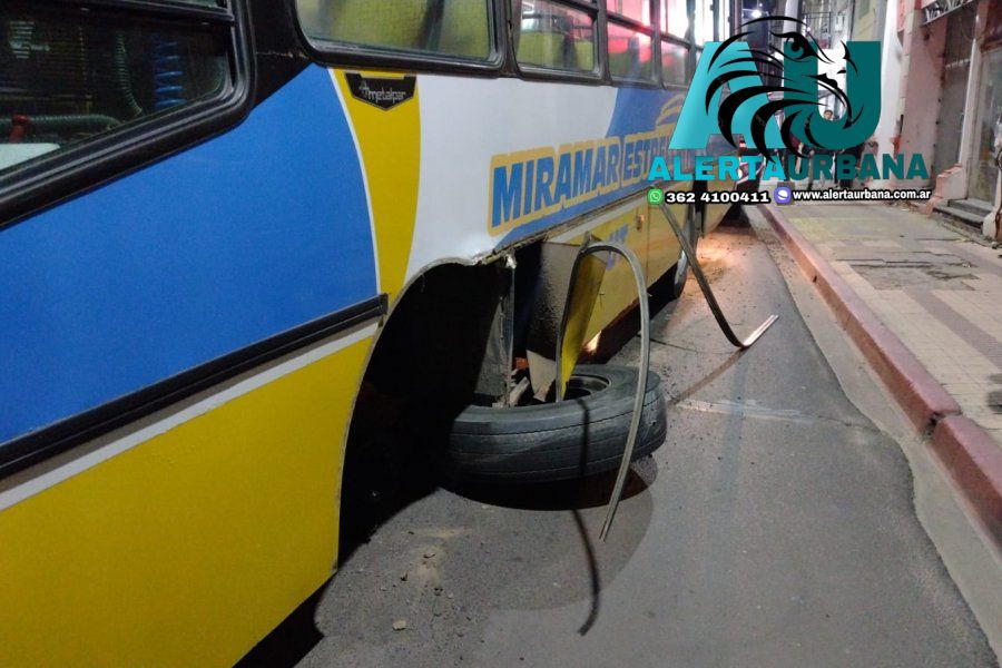 Un colectivo perdió una rueda en pleno centro de la Capital correntina