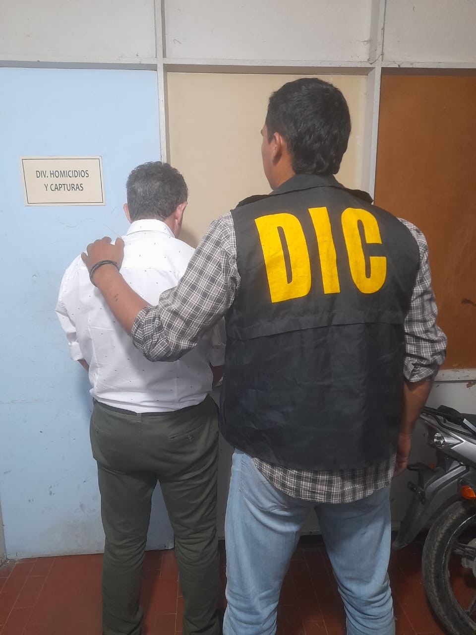 Estafaba exigiendo miles de pesos a cambio de aliviar condena de presos: detienen a supuesto falso abogado en la comisaría Segunda
