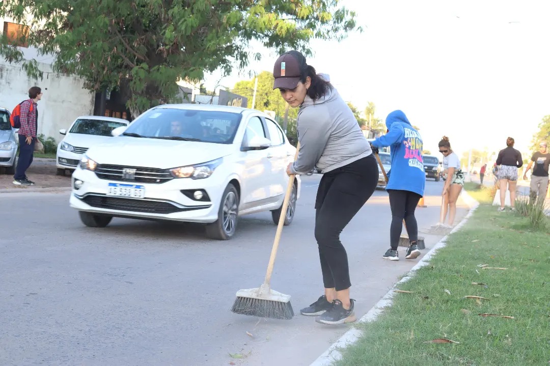 Barranqueras: nuevos trabajos de limpieza integral en calles y avenidas