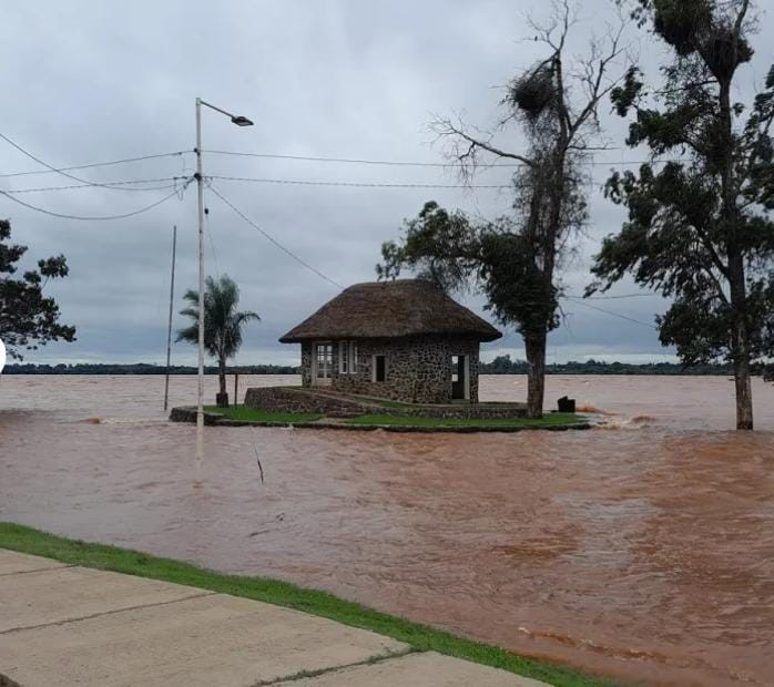 El Río Uruguay continúa creciendo ya afecta las costas en Corrientes