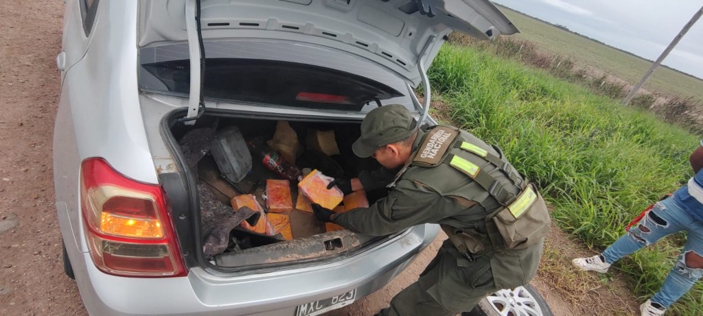 Secuestran veintiséis paquetes de Cocaína ocultos en las puertas y baúl de un automóvil