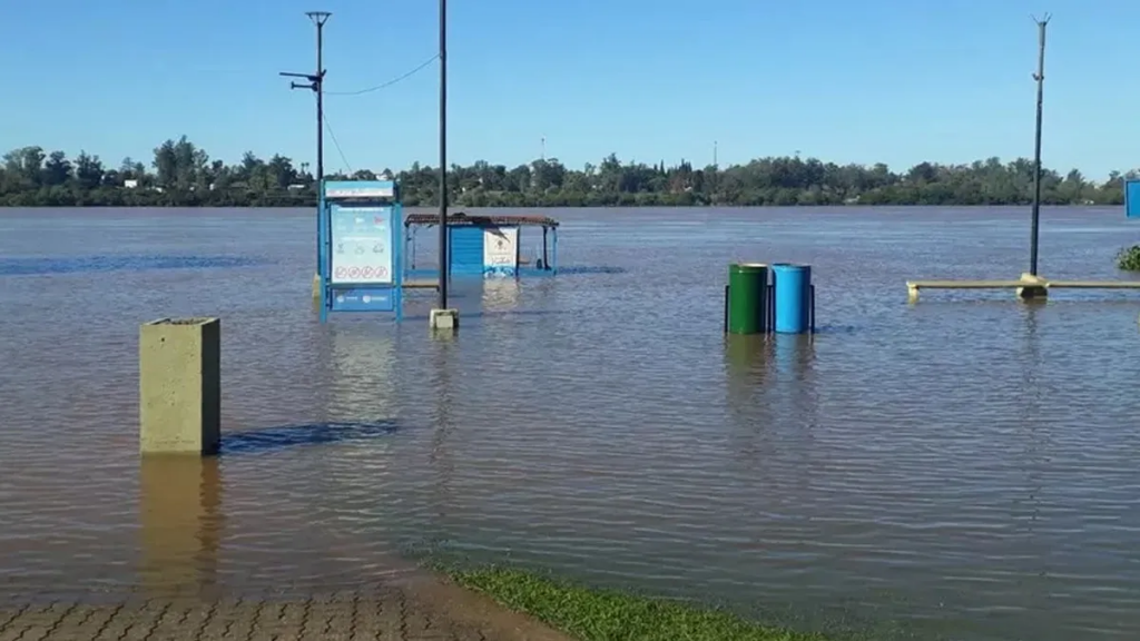 Inundaciones en Brasil: el agua llegó a Argentina, hay evacuados en Concordia y rige el alerta