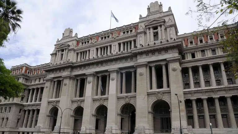 Amenaza de bomba en el Palacio de Justicia, la Policía Federal Argentina actúa en el edificio de la calle Talcahuano