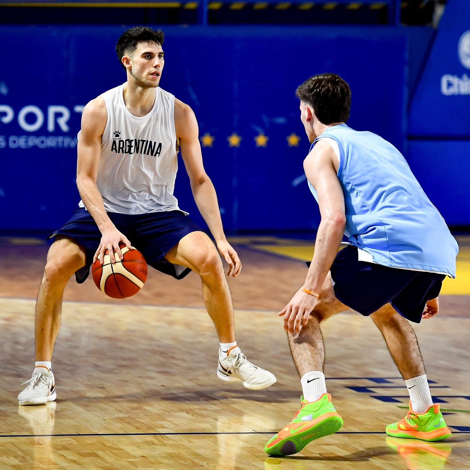 El chaqueño Gonzalo Corbalán y los hijos de Marcus Adams, en la selección argentina de básquet