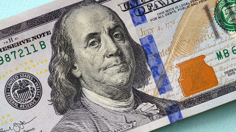El dólar blue cerró la semana con la mayor suba semanal en 4 meses y superó sin escalas los $1.100