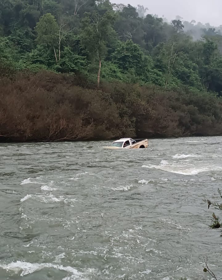 Misiones : dos personas cayeron en una camioneta a un arroyo, fueron rescatados por Prefectura