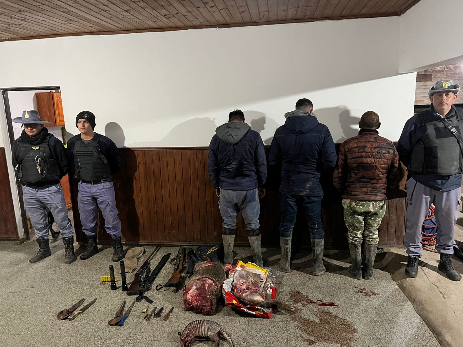 Zona rural de Tirol: Interceptan a tres cazadores furtivos y les secuestran un tatú, un chancho salvaje y armas