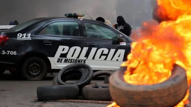 Se demora el acuerdo por la protesta policial en Misiones y el vocero advierte que se viene 