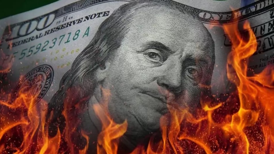 Vuela el dólar: el blue llegó a 1.300 pesos y rompió su récord histórico