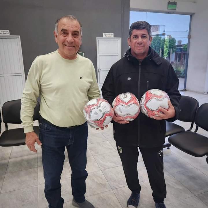 El Intendente de la Leonesa realizó la entrega de pelotas a las inferiores del Club Capitan Solari 