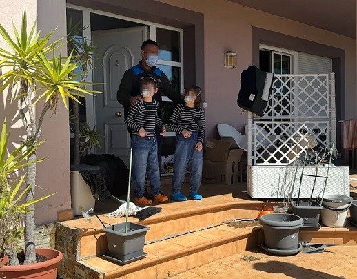 Mantenían encerrados a sus tres hijos y los obligaban a usar barbijos y pañales  