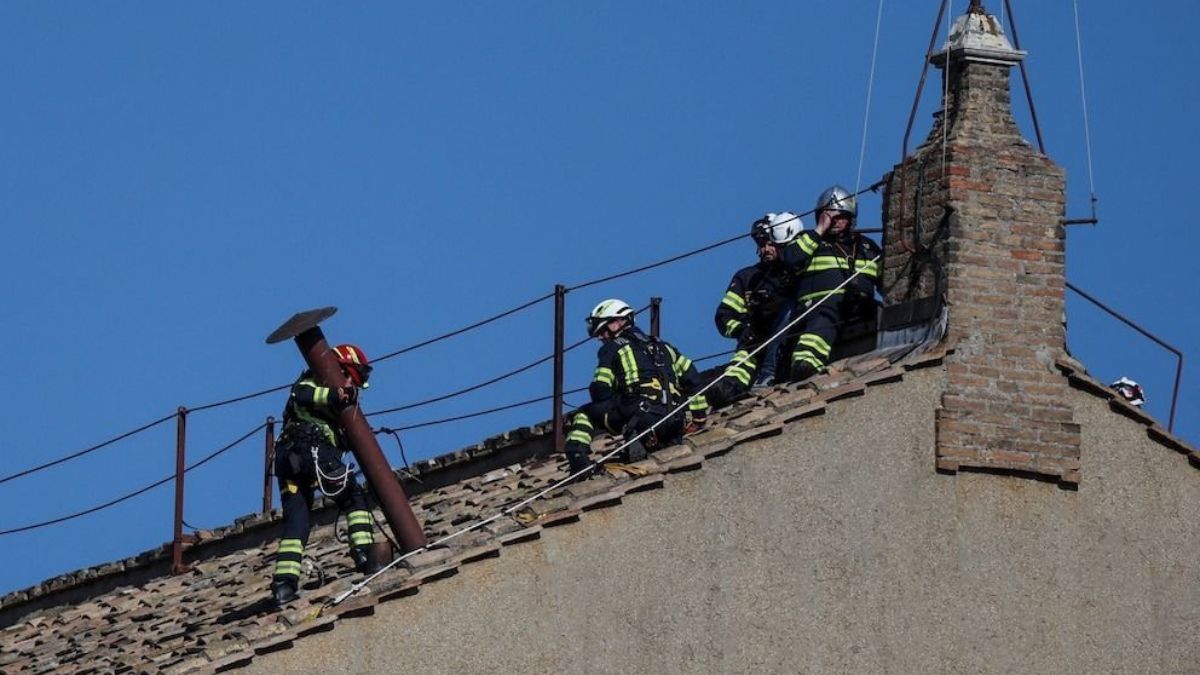 El Vaticano ya instaló la chimenea en la Capilla Sixtina para el cónclave