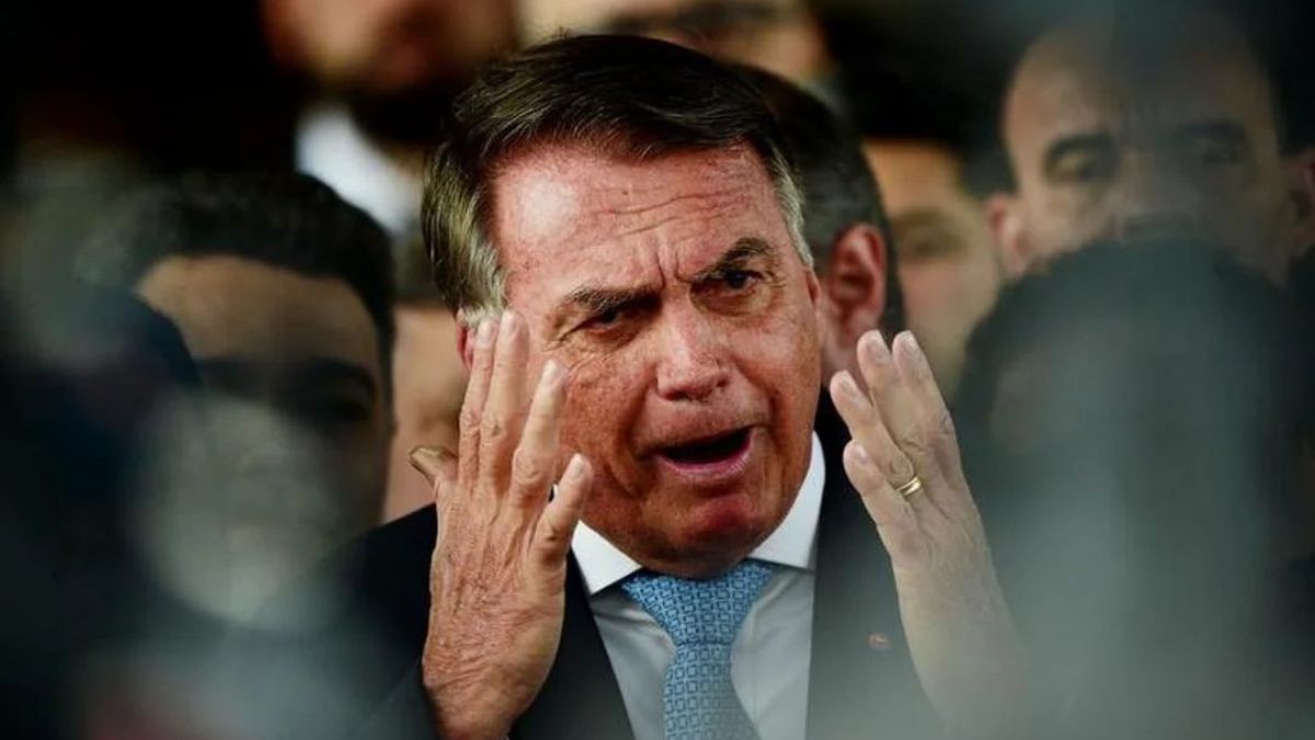 Mejoró la salud de Bolsonaro pero continuará internado