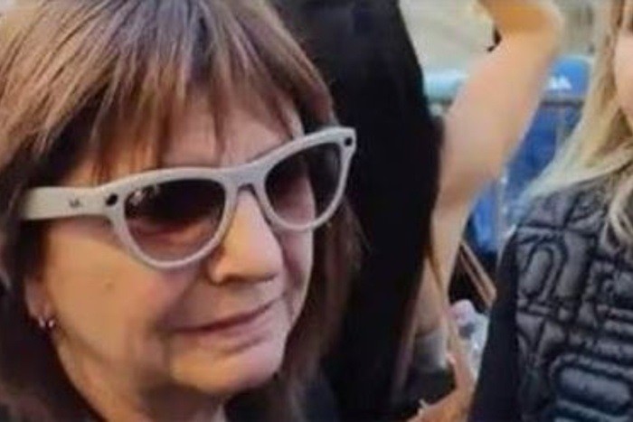Patricia Bullrich usa anteojos que pueden grabar, tomar fotos y traducir idiomas